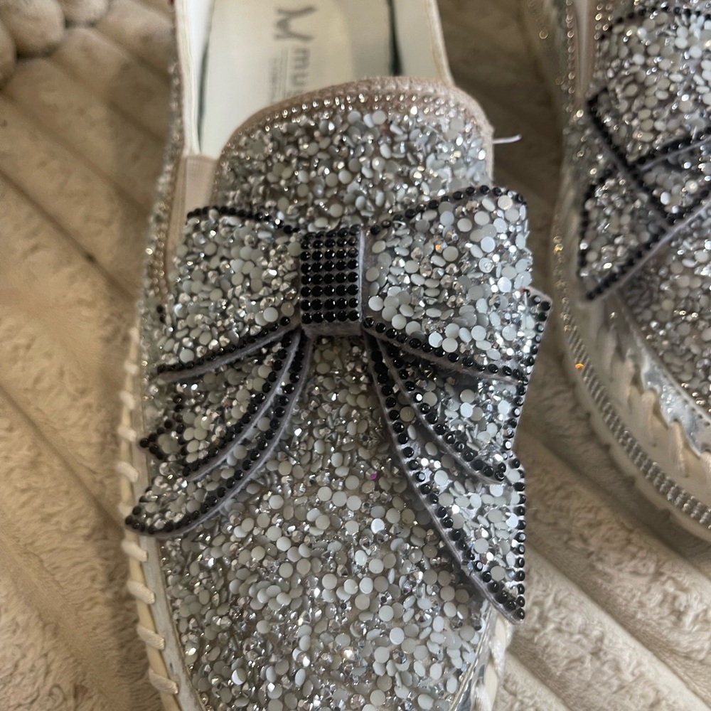 Sparkling Women's Silver Sneakers with Bow Glitter, Rhinestone Womrn's Size 9.5 - Picture 2 of 7
